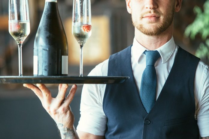 Co kazdy kelner powinien wiedziec o podawaniu wina